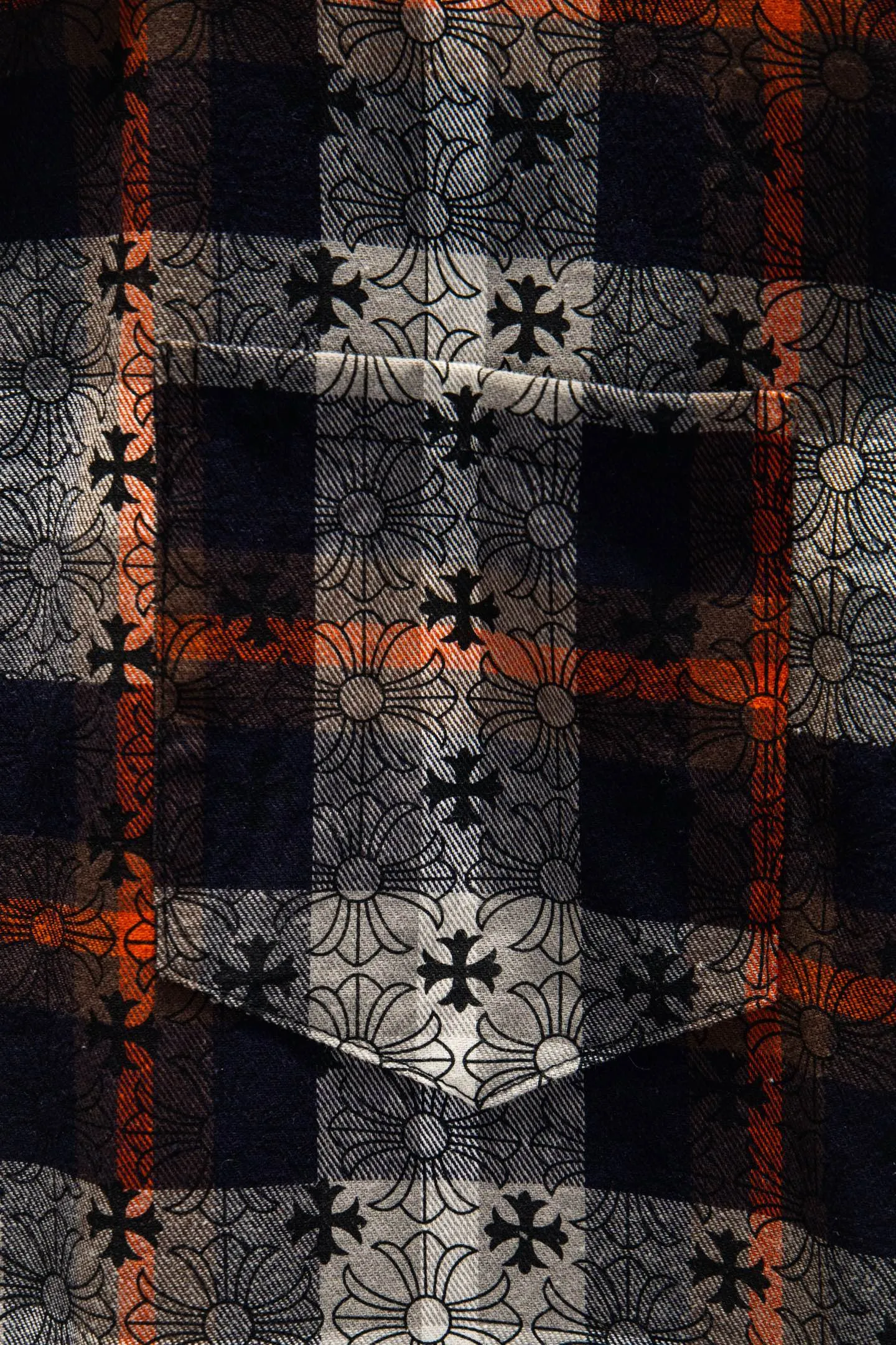 P260 ChromeHearts Chrome Hearts printed cuffs and leather plaid shirt. Customized jacquard fabric, you can wear it in various styles. This genderless shirt is a must-have for nightclubs. It can be worn as a jacket for both men and women. It can be easily worn by both men and women!  The plaid shirt that I have been thinking about has arranged for you to check in with plaid fans! The original loose fit is made of high-quality pure cotton fabrics. The fabric pattern is high-definition and delicate without burrs. It is comfortable and breathable to wear. All the buttons are molded and customized. It is casual and fashionable and can be matched with any bottoms. It can be windproof and sunproof in spring and summer. It can be worn inside or outside in autumn and winter! Easily concave shape makes you look slimmer and taller, perfect for both men and women! Customized main label, accessories, fully washable, whole body wiring, quality control, no heads!  Luxurious dark high street, Hollywood luxury goods, 25SS latest couples leather cross short-sleeved T-shirts, all reflect their own unique style! Made of thick black cotton, goatskin appliqués, hand-sewn custom metal hardware, and silicone varnish printing, multiple materials collide to create a unique texture. It also incorporates ChromeHearts medieval-style Sanskrit fonts and classic horseshoes, creating a unique and charming dark texture under the graceful arcs and all-black shadows, full of artistic sense!  Color: Black Blue Black Size: S M L XL